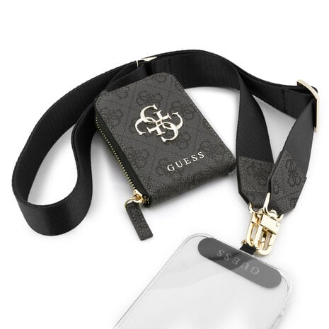 Op de foto zie je een crossbody smartphonehouder met bijpassend kaart- en muntenportemonneetje van Guess. Het product is een draagbare telefoonhoes met geïntegreerd walletcase en verstelbare schouderband. Het hoofddoel is je telefoon en betaalpassen veilig en handsfree bij de hand te houden. De tas is zwart met een grijsgroen monogramprint, gemaakt van synthetisch leer en nylon, en voorzien van goudkleurige metalen gespen en een ritssluiting. Het transparante telefooncompartiment laat je scherm zichtbaar terwijl je belt of klikt en het kleine portemonneetje biedt ruimte voor pasjes en wat kleingeld. Je kunt dit model dagelijks gebruiken onderweg, op festivals of korte uitstapjes wanneer je geen grote tas wilt meeslepen. Het past vooral bij mensen die licht en efficiënt reizen of snel even de deur uitgaan zonder portemonnee en smartphone los in de hand te hebben. Dankzij de brede, verstelbare band draagt het prettig zonder in te snijden, de geïntegreerde wallet voorkomt gezoek naar kaarten en het transparante vak bespaart je het steeds pakken van je telefoon.